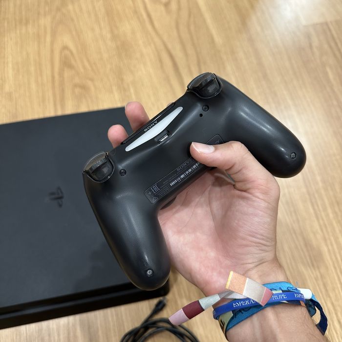 Ps4 slim 1Tb + 2 comandos + 2 jogos