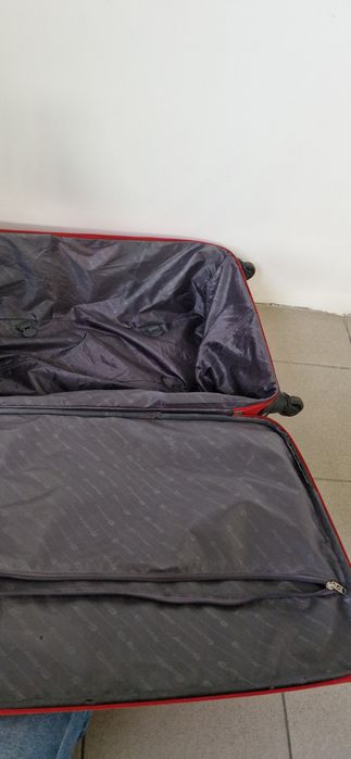 Walizka podróżna czerwona na 4 kółkach materiałowa