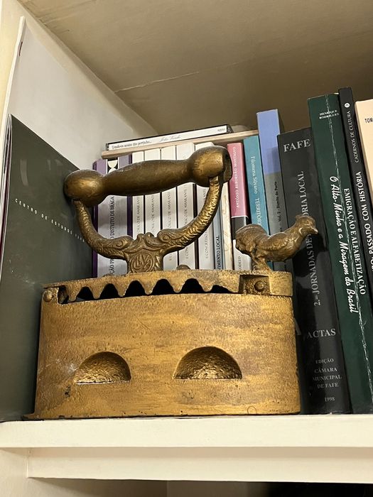 Ferro de engomar em ferro antigo