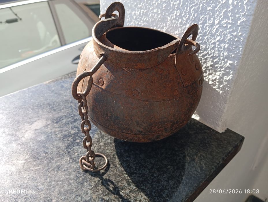 Pote de ferro antigo