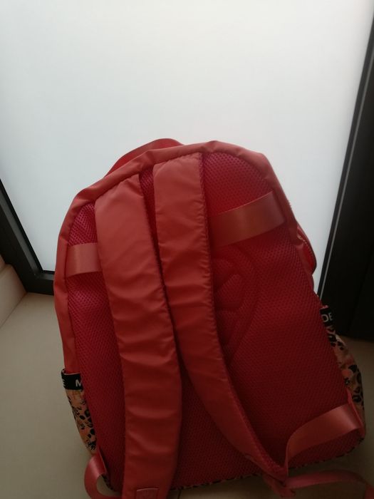 Mochila escolar de cor salmão, com vários compartimentos