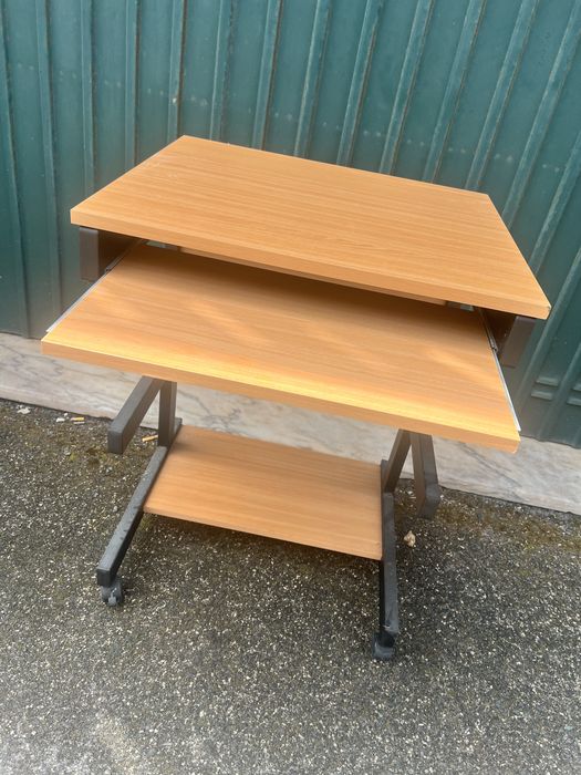 Secretária com suporte para computador