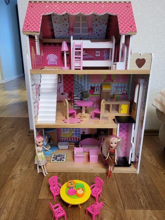 Ляльковий дерев'яний будиночок.