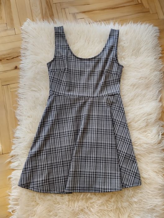 Krótka sukienka w kratę kratkę rozkloszowana L ogrodniczka