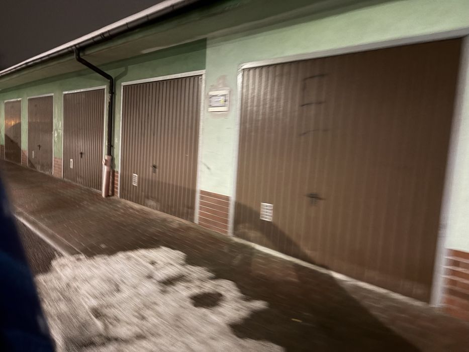 Wynajmę  garaż „.