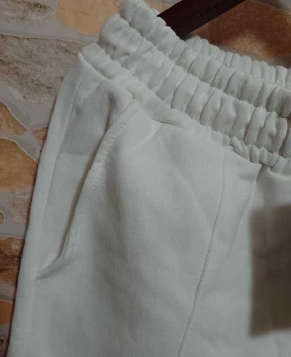 (L) Białe, firmowe spodnie dresowe z Londynu, joggersy/ NOWE