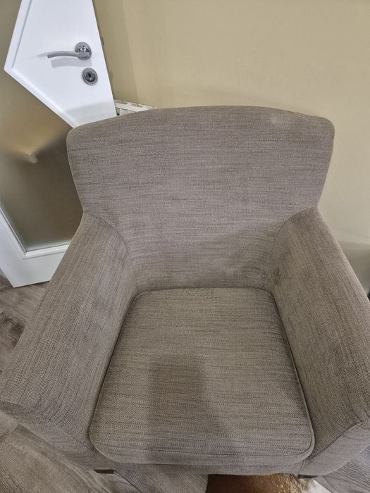 Poltrona Ikea com repousa‑pés