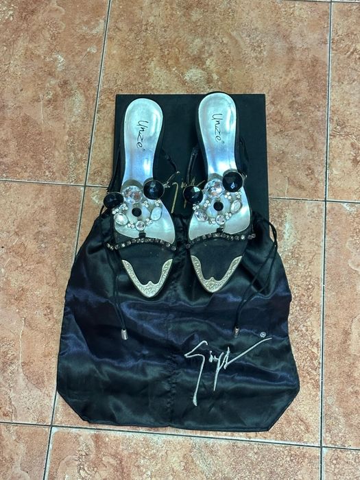 Sapatos Unze número 38 .5, em bom estado.