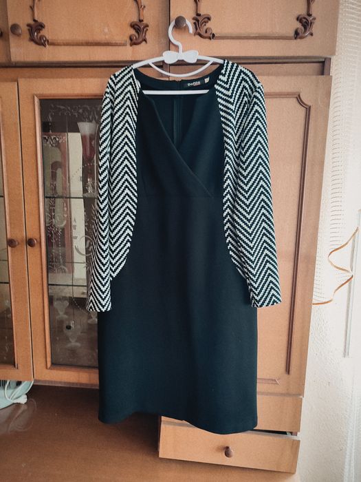 Плаття з гарним декольте