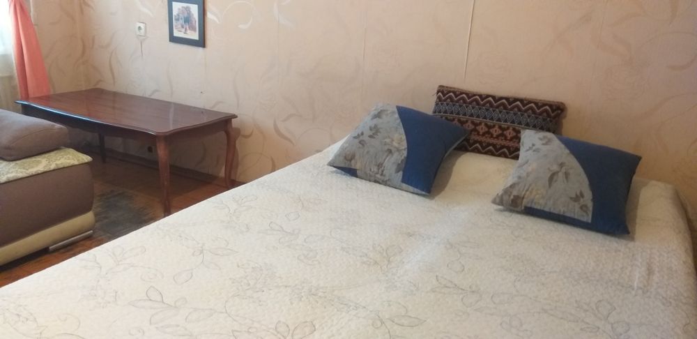 Березняки, Днепровская набережная 9, Своя! Легкоатлетический манеж!