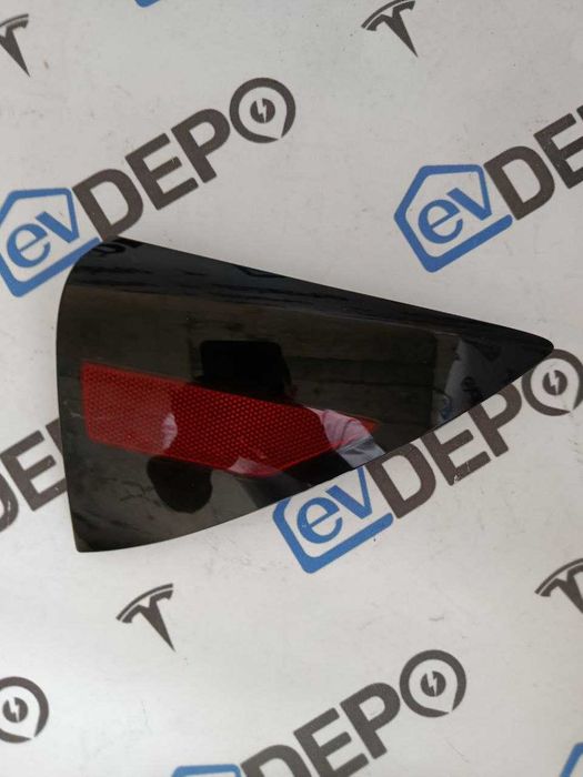 Катафот крила правого заднього Tesla model 3 / MY 2024