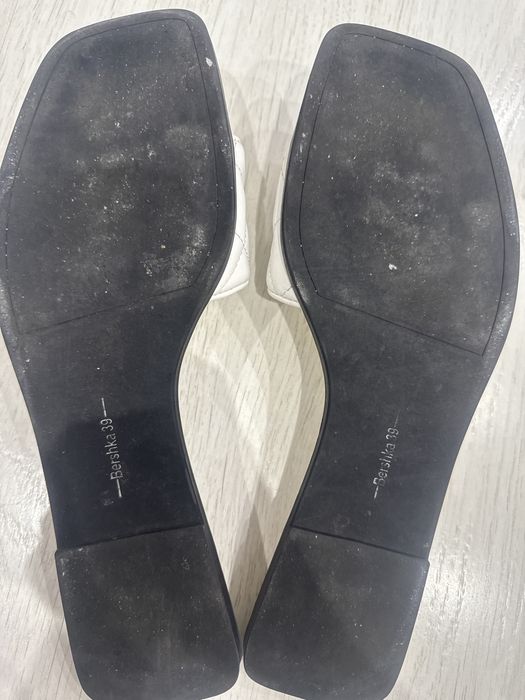 Sprzedam biale klapki Bershka rozm 39