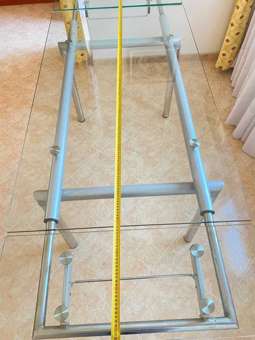 Conjunto Sala de Jantar: Mesa Extensível em Vidro + 6 Cadeiras em Madeira
