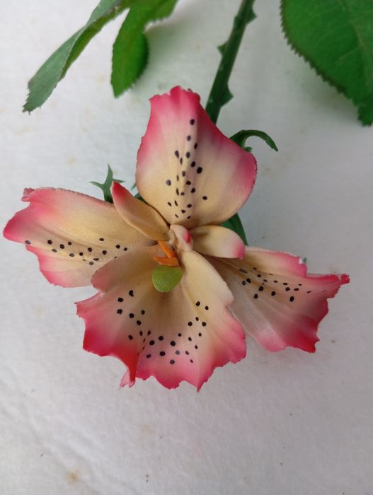 Castiçais e flores