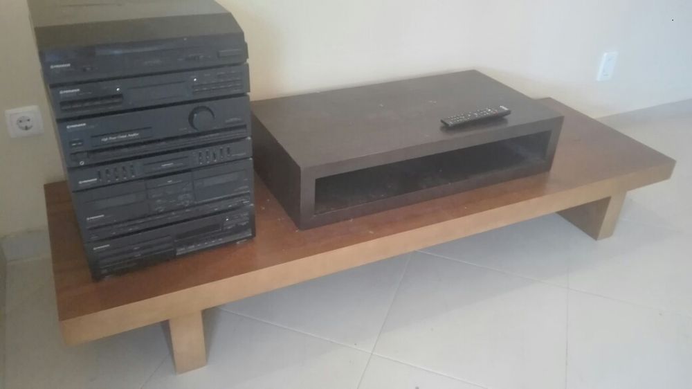 BAIXA DE PREÇO: Móvel de TV/Aparador madeira maciça/ PARA DESOCUPAR