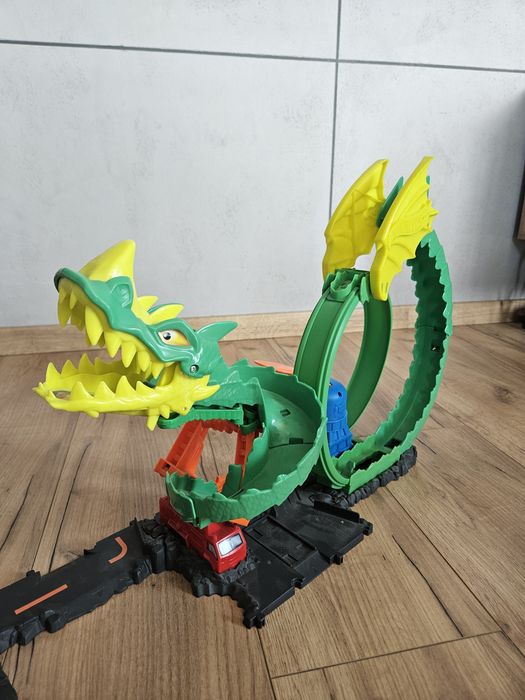 Tor Hot Wheels smocza pętla