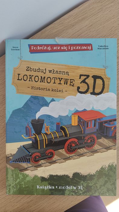 Model lokomotywy 3d z książeczka o historii kolejnictwa