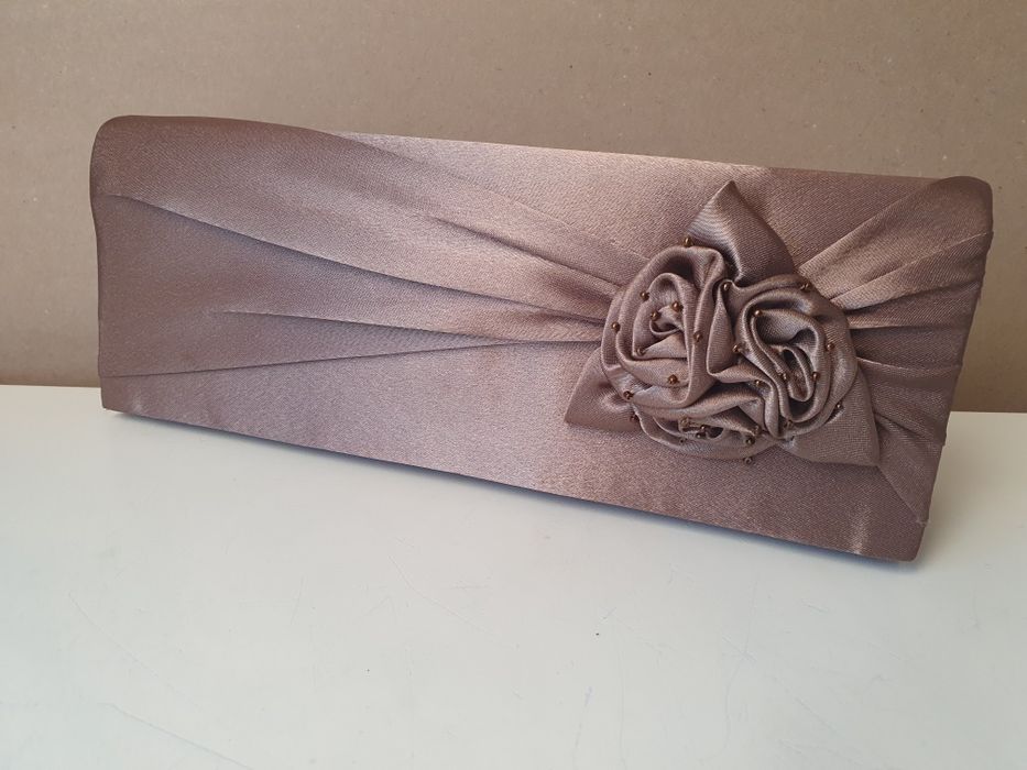 Jasno brązowa kopertówka torebka z ozdobnym kwiatem