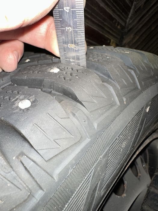 Продам зимову шиповану гуму на дисках 3000грн/шт+ торг