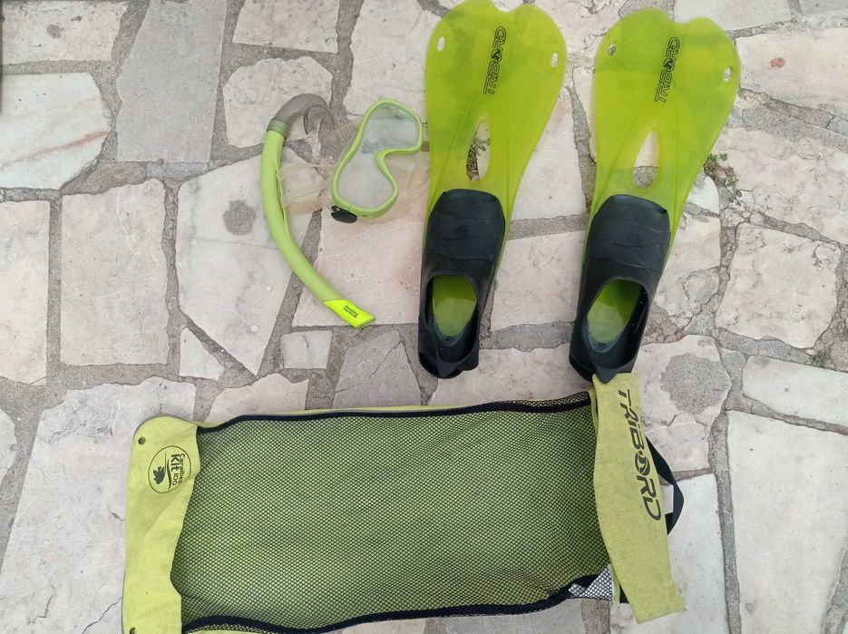 conjunto de barbatanas e oculos de mergulho