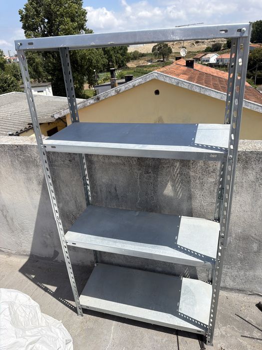Prateleira em bom estado
