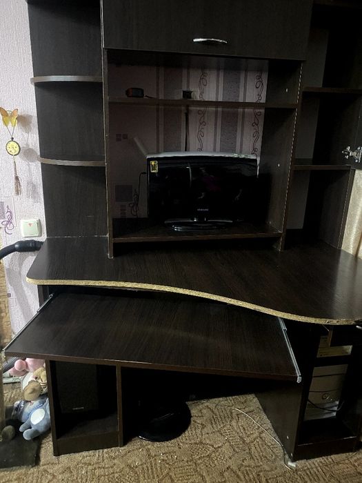 Продам комп'ютерний стіл-шафу