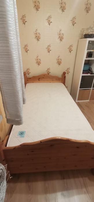 Łóżko drewniane z materacem. 100/200cm.