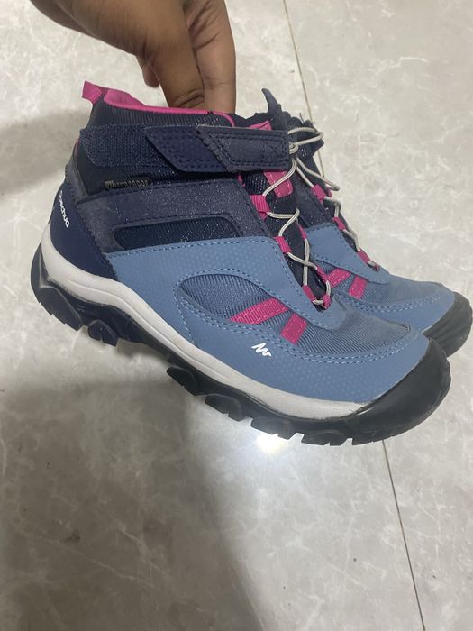 Estou a vender estas botas novas da marca Quechua  tamanho33 obrigada.