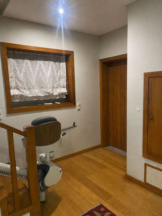 Cadeira elevatória LEVITA para escadas curvas