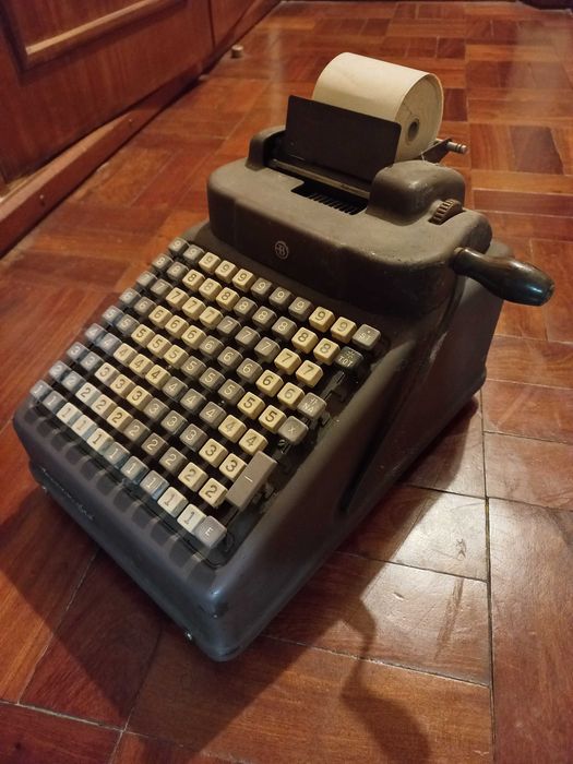 Máquina calculadora antiga  Burroughs