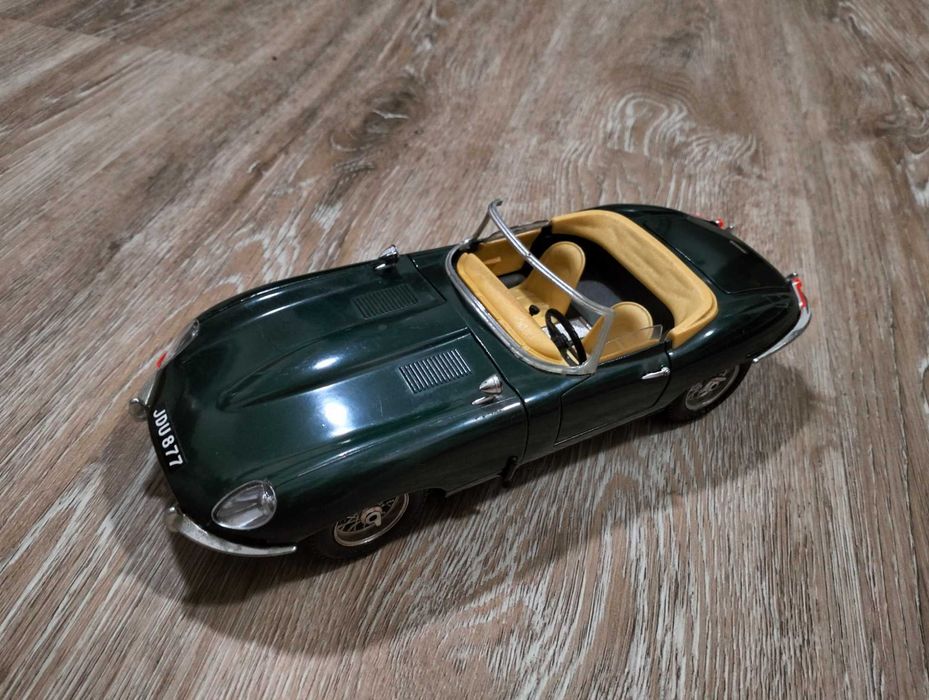Jaguar E descapotável escala 1/18
