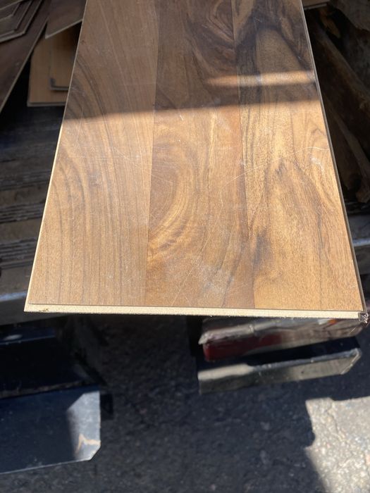 Ламінат б/у  темний  8-5 кв.