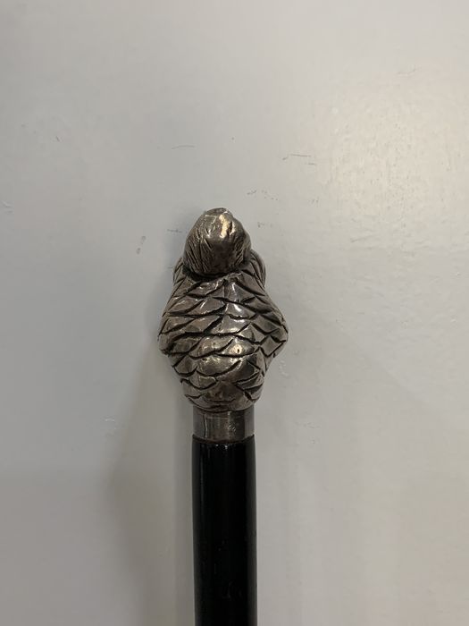 Bengala com castão em prata representando uma catatua.