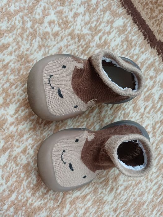 М'які тапочки-носки на силіконовій підошві для дітей.  Перше взуття