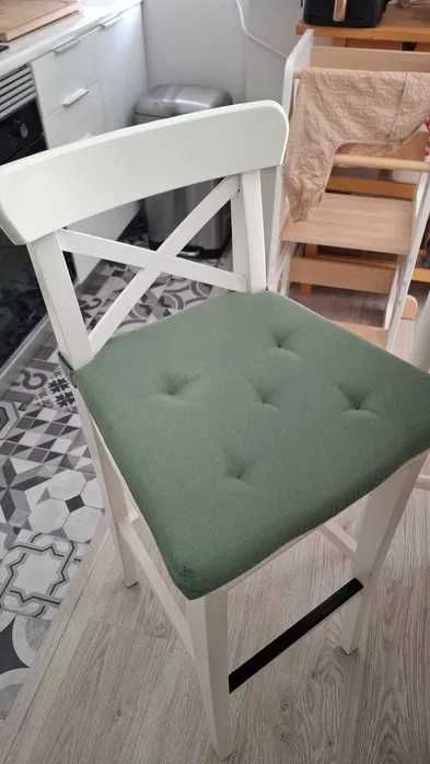 Conjunto Mesa Alta IKEA TOMMARYD + 4 Bancos INGOLF + Almofadas (130x70)