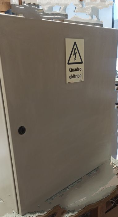 Quadro elétrico em  Metal ......................