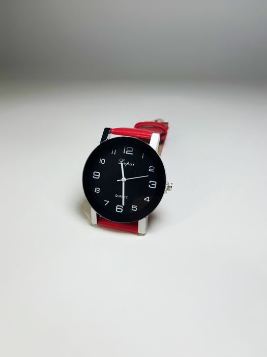 Часы стильные женские кварцевые