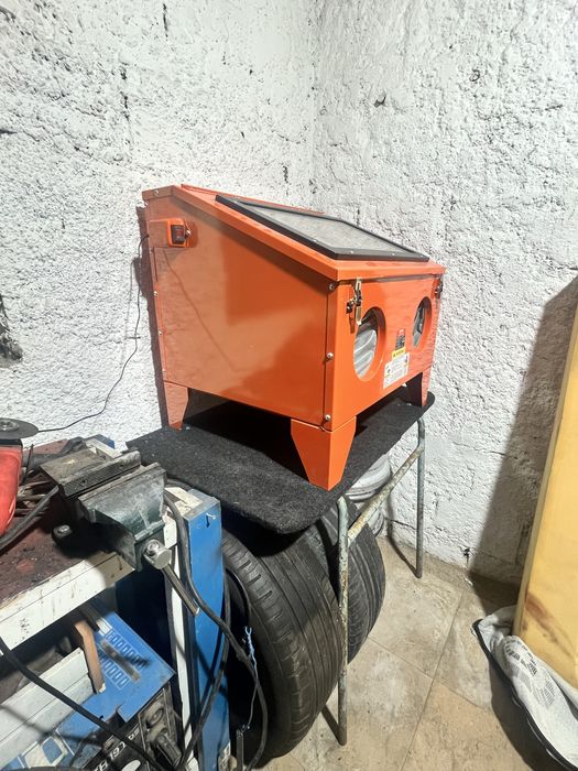 Cabine de jateamento profissional, pouco utilizada, com mesa de suporte incluída