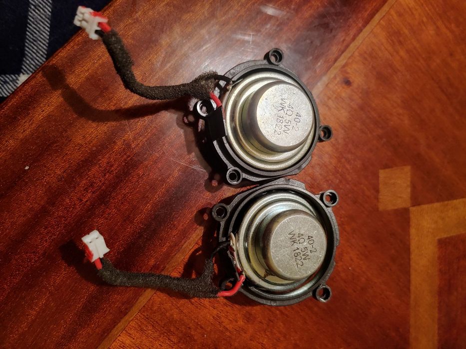 Динамики от разных колонок Є тільки ті що на фото інакших немає.