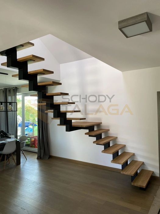 Schody metalowe, stalowe, samonośne, drewniane na konstrukcji.