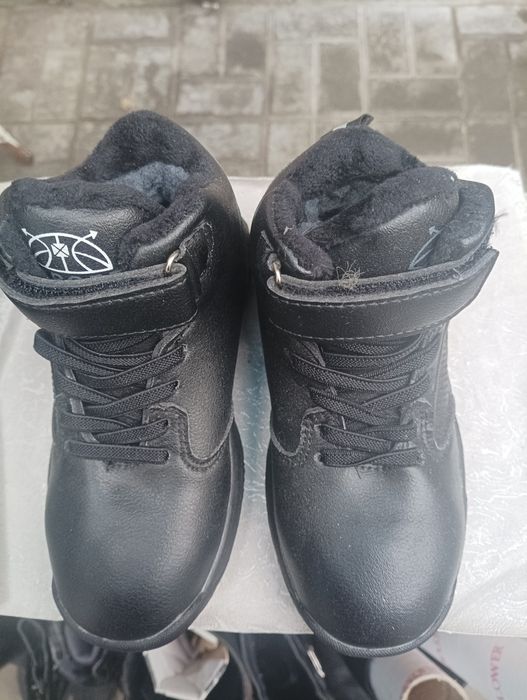 Теплі ботінки нові