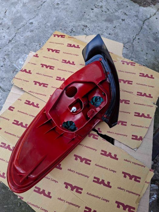 Задній ліхтар Пежо 206  лівий