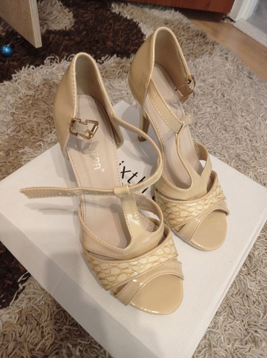 Buty damskie beżowe