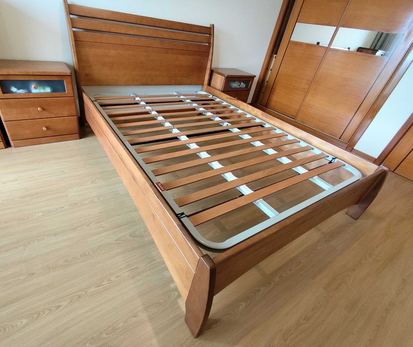 Quarto de casal, cama, mesinhas, cômoda, espelho e camiseiro em bom estado
