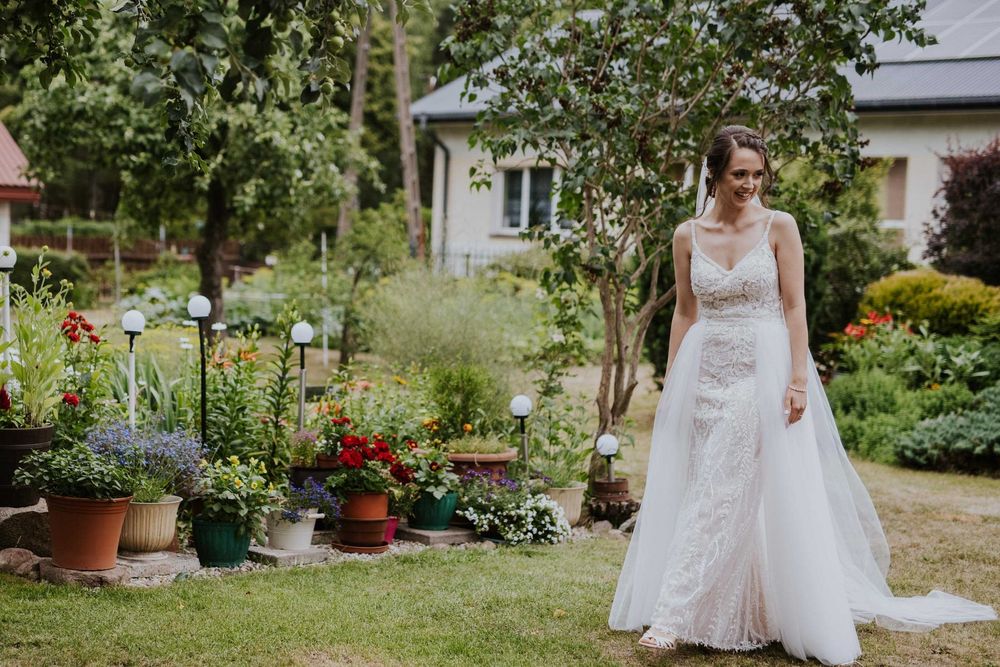 Suknia ślubna dopasowana z doczepianym trenem/ spódnicą, rozmiar 36