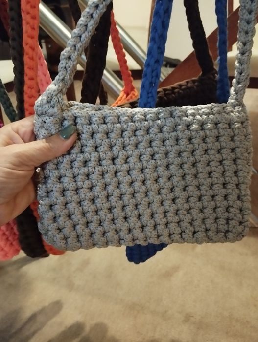 Bolsas feitas à mão em fio de malha