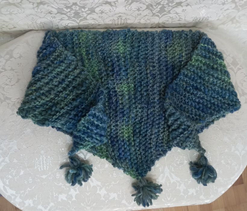 Cieniowana chusta robiona na drutach, rękodzieło