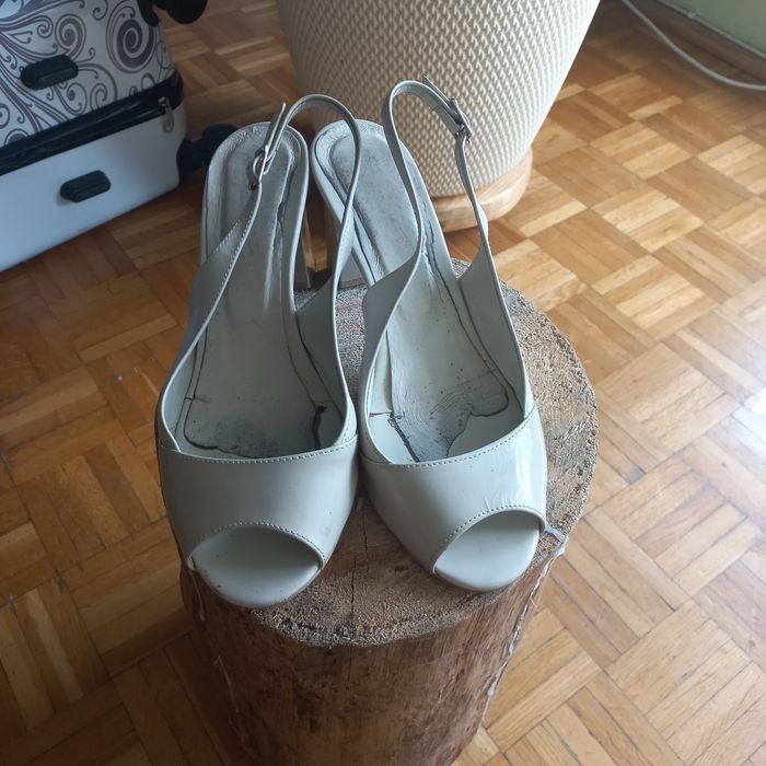 Buty skórkowe,  beżowe, na wysokim słupku, w dobrym stanie