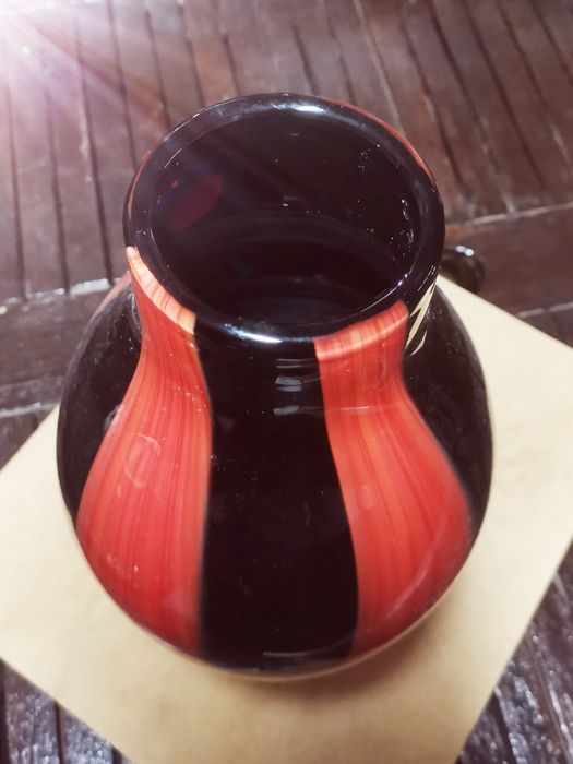 Jarrão vermelho e preto