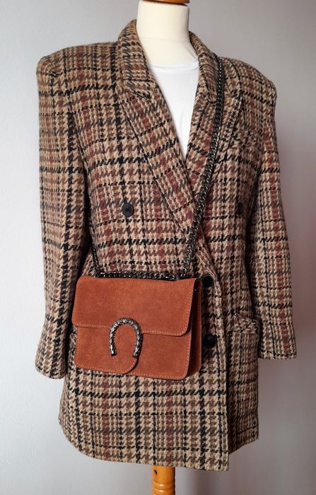 Mala castanha, em camurça genuína. Feita em Itália.